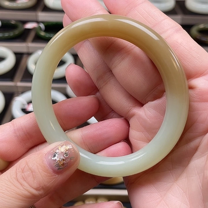 和田玉未镶嵌手镯