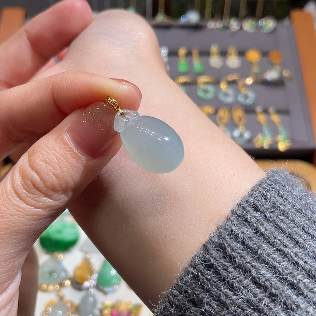 翡翠颈饰18K金镶嵌冰润小胖瓜