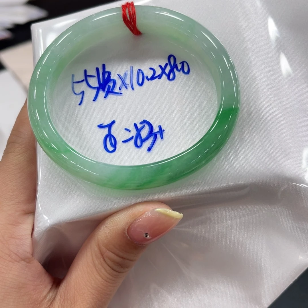 翡翠手镯未镶嵌魔*翡翠