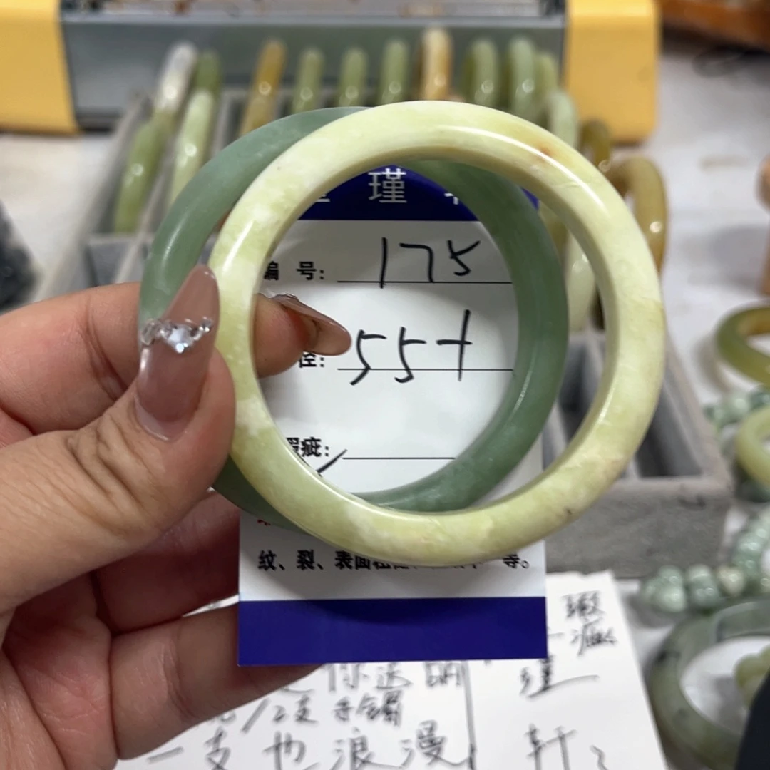 蛇纹石玉手镯未镶嵌