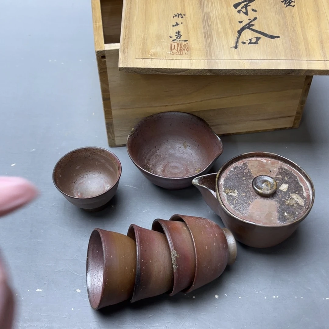 瓷片密密麻麻地铺满一层