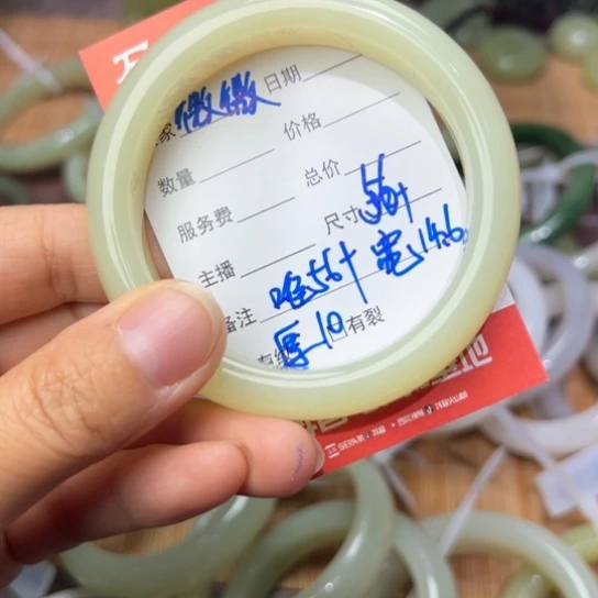 和田玉手镯未镶嵌微**笑56