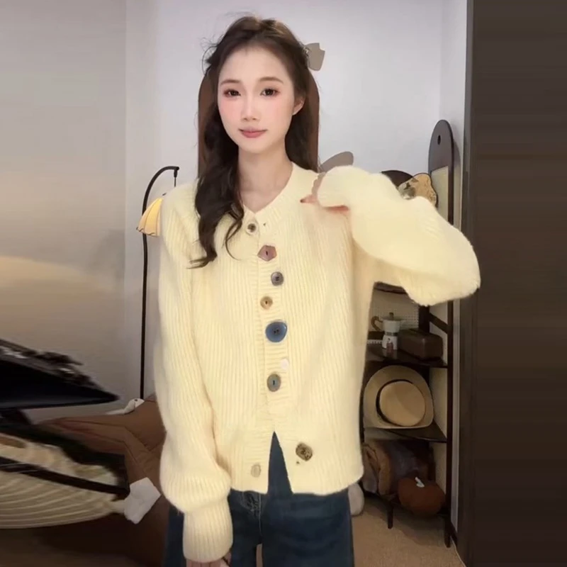 设计感小众不规则彩扣针织开衫毛衣外套女春秋韩系减龄奶白色上衣