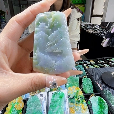 翡翠未镶嵌颈饰一个