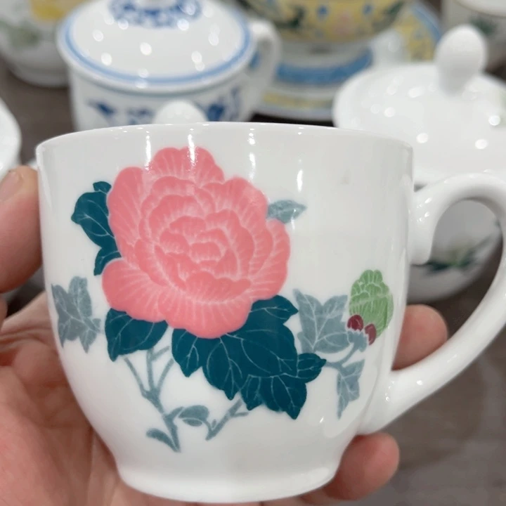 杯釉下五彩的瓷器和瓷器