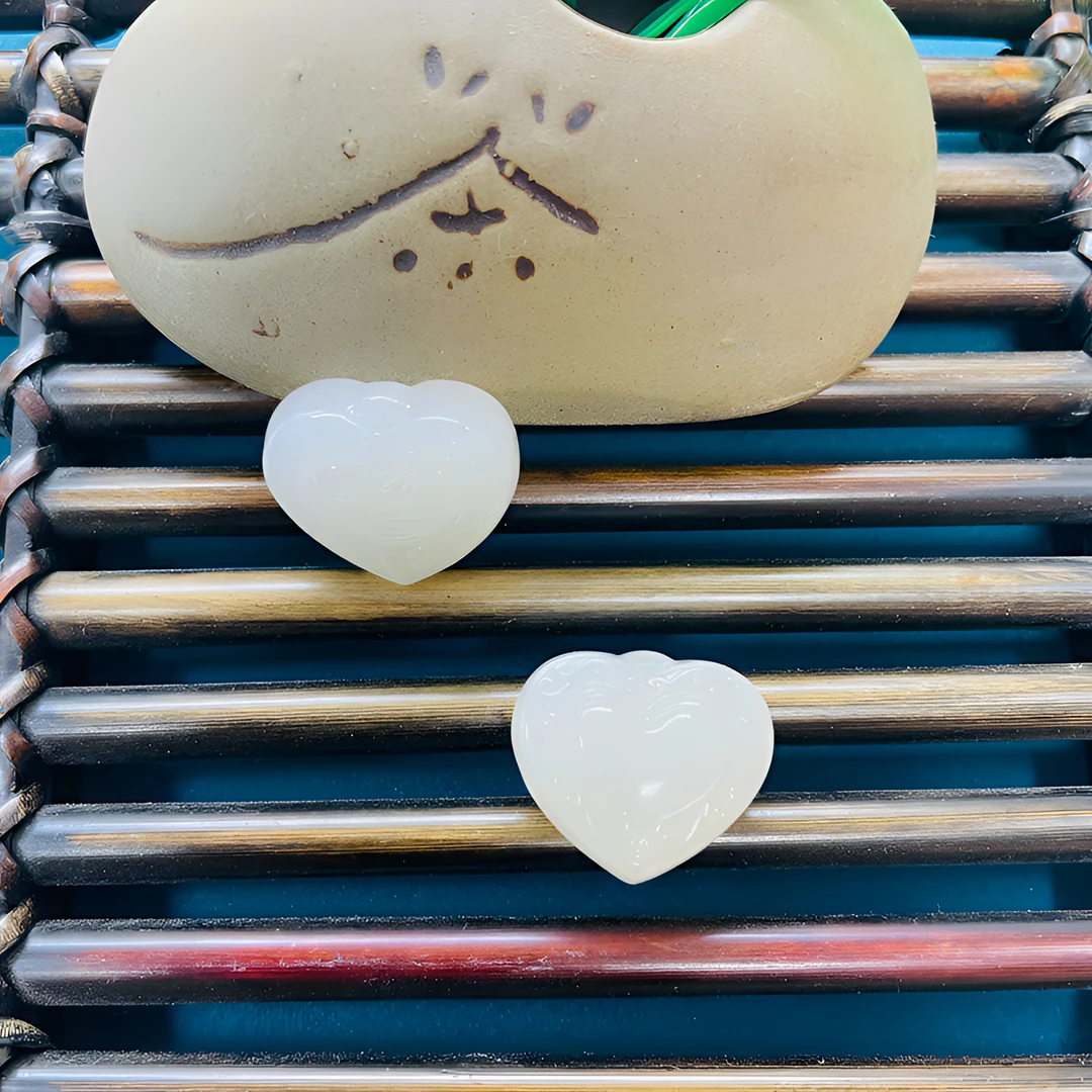 天然和田玉青海冰白藕粉渐变精雕情侣礼物爱心锁骨吊坠多样性发一