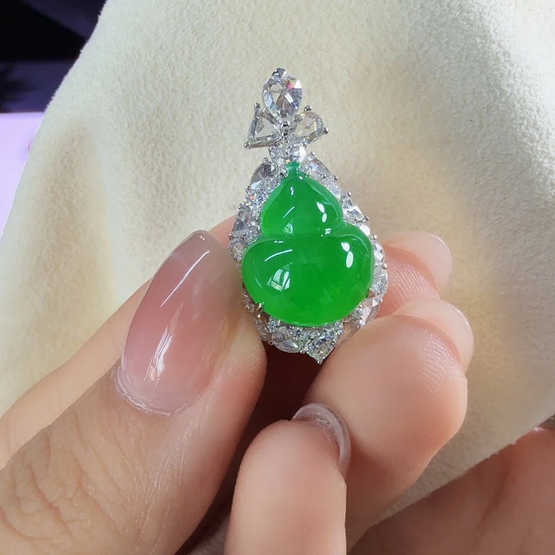 翡翠18K金镶嵌颈饰阳绿葫芦