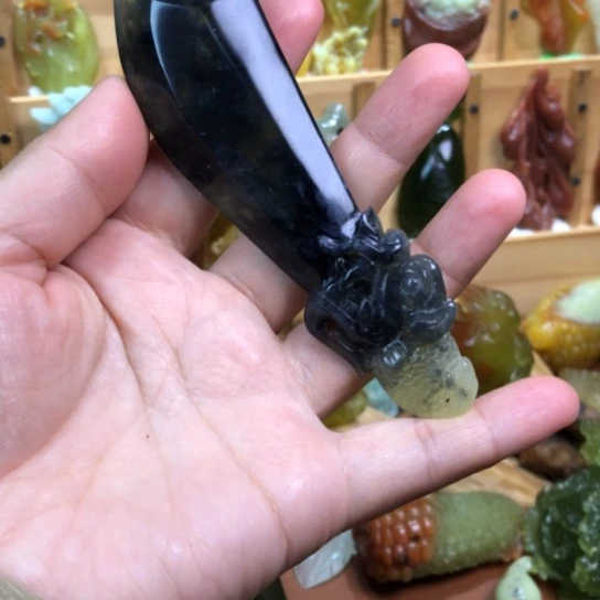 蛇纹石玉未镶嵌颈饰