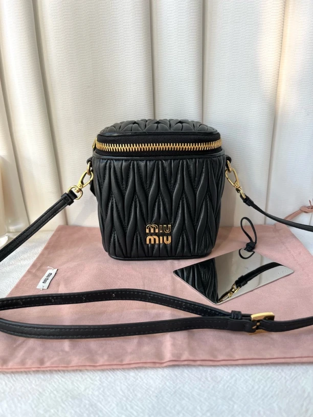 99新 MIU MIU/缪缪 黑色经典褶皱mini盒子包化妆包单肩斜挎包