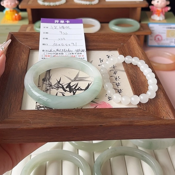 浅***然未镶嵌手镯石英质玉