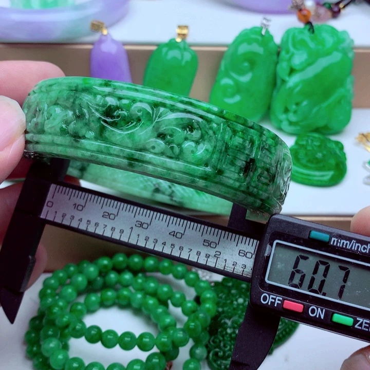 翡翠未镶嵌手镯…．