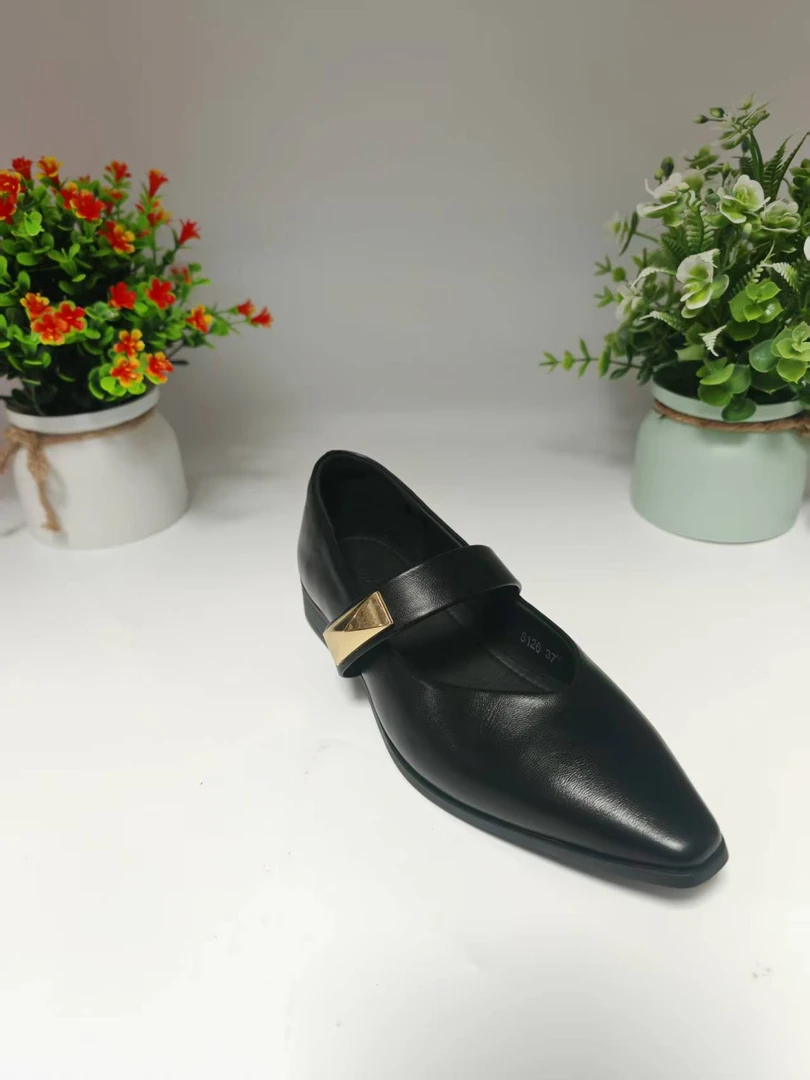 8126 复古法式真皮鞋女秋季新款粗跟一字带气质尖头中跟