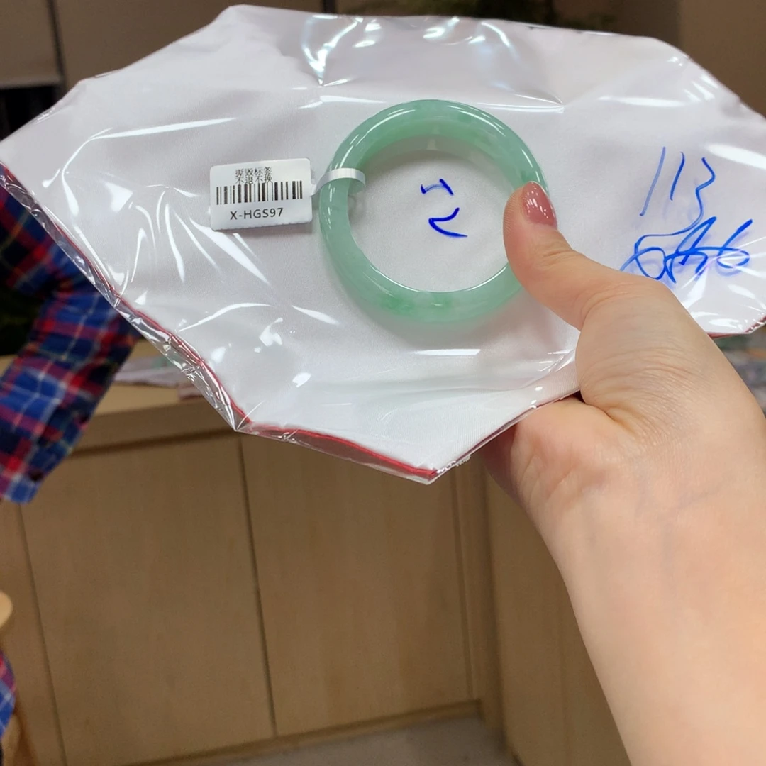 翡翠手镯未镶嵌不退不换