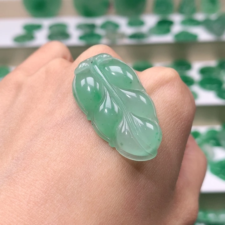 颈饰未镶嵌石英质玉