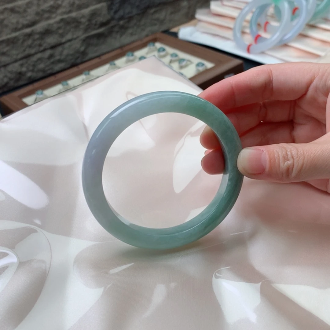 未镶嵌手镯翡翠小**?翡翠