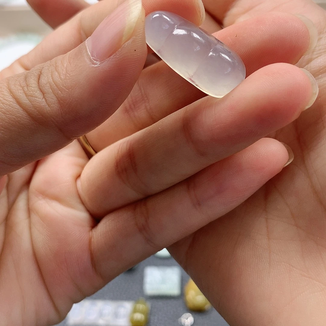 翡翠未镶嵌颈饰豆子