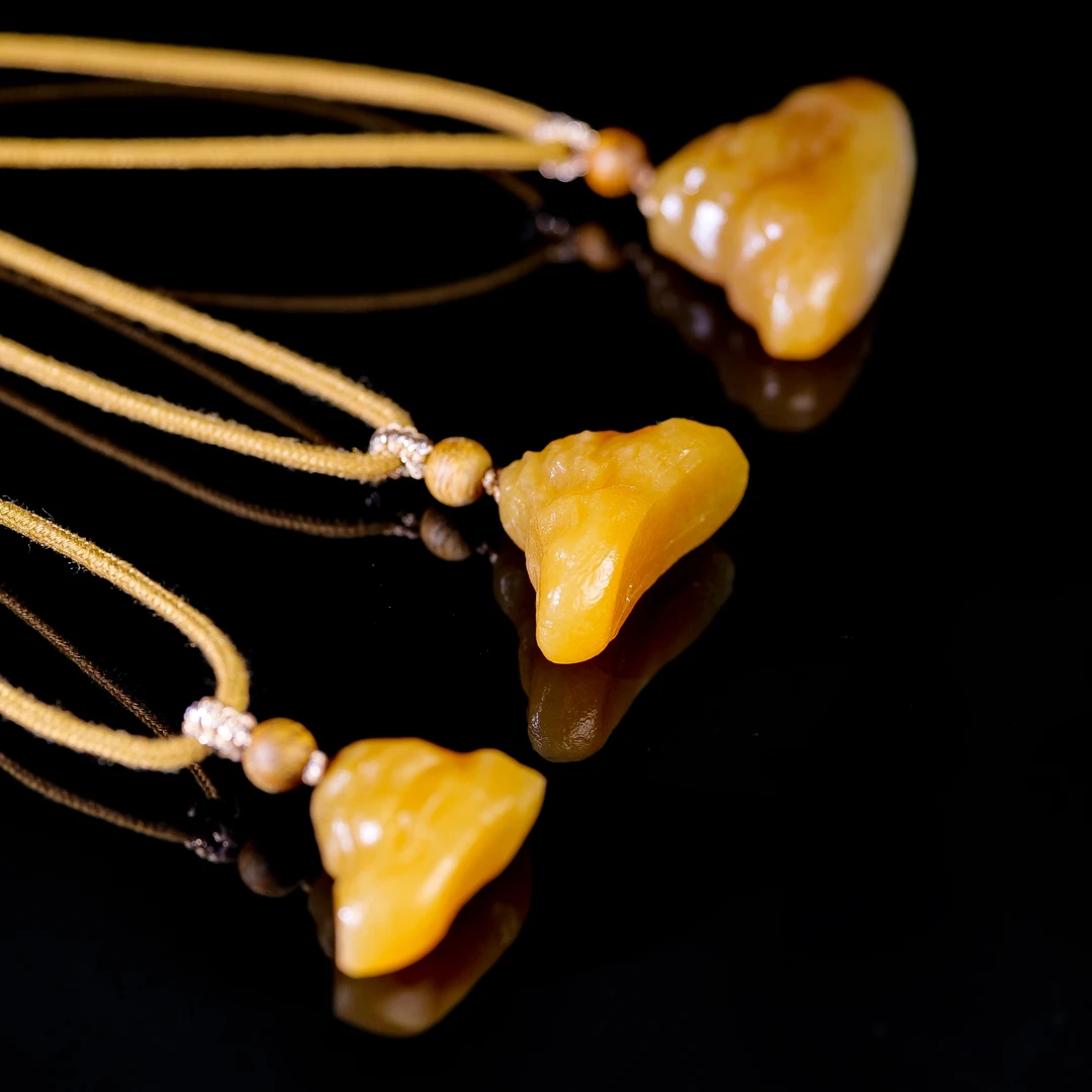 【小雨来了】和田玉且末糖日照金山吊坠 玉挂坠 多样性发一件