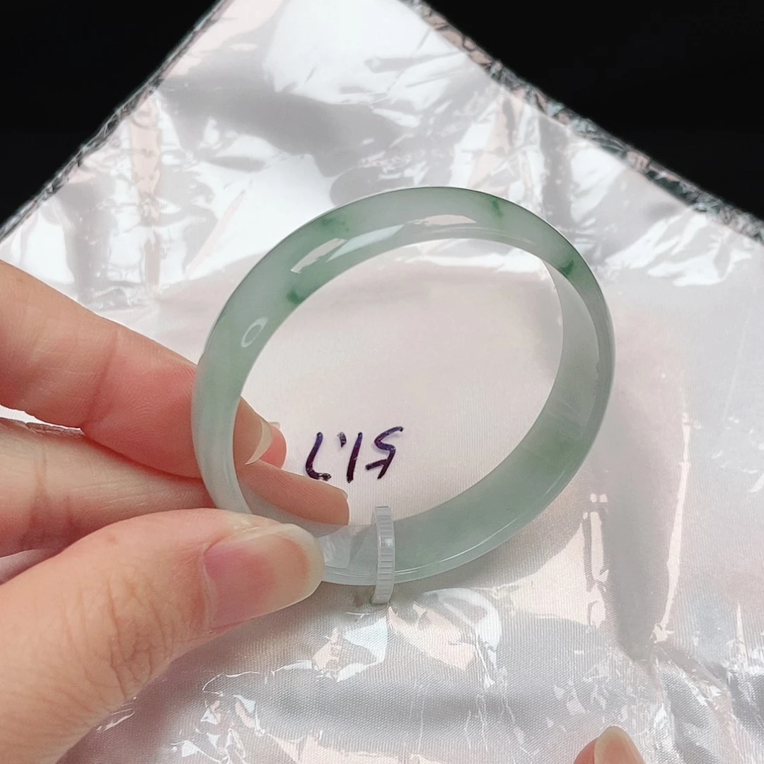 翡翠手镯未镶嵌正圈