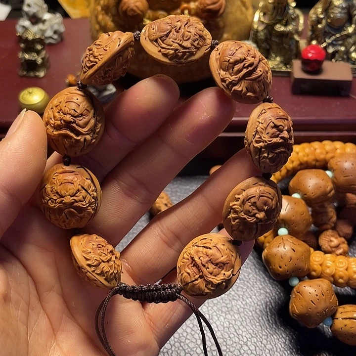 大桃核雕刻瑕疵钟馗头