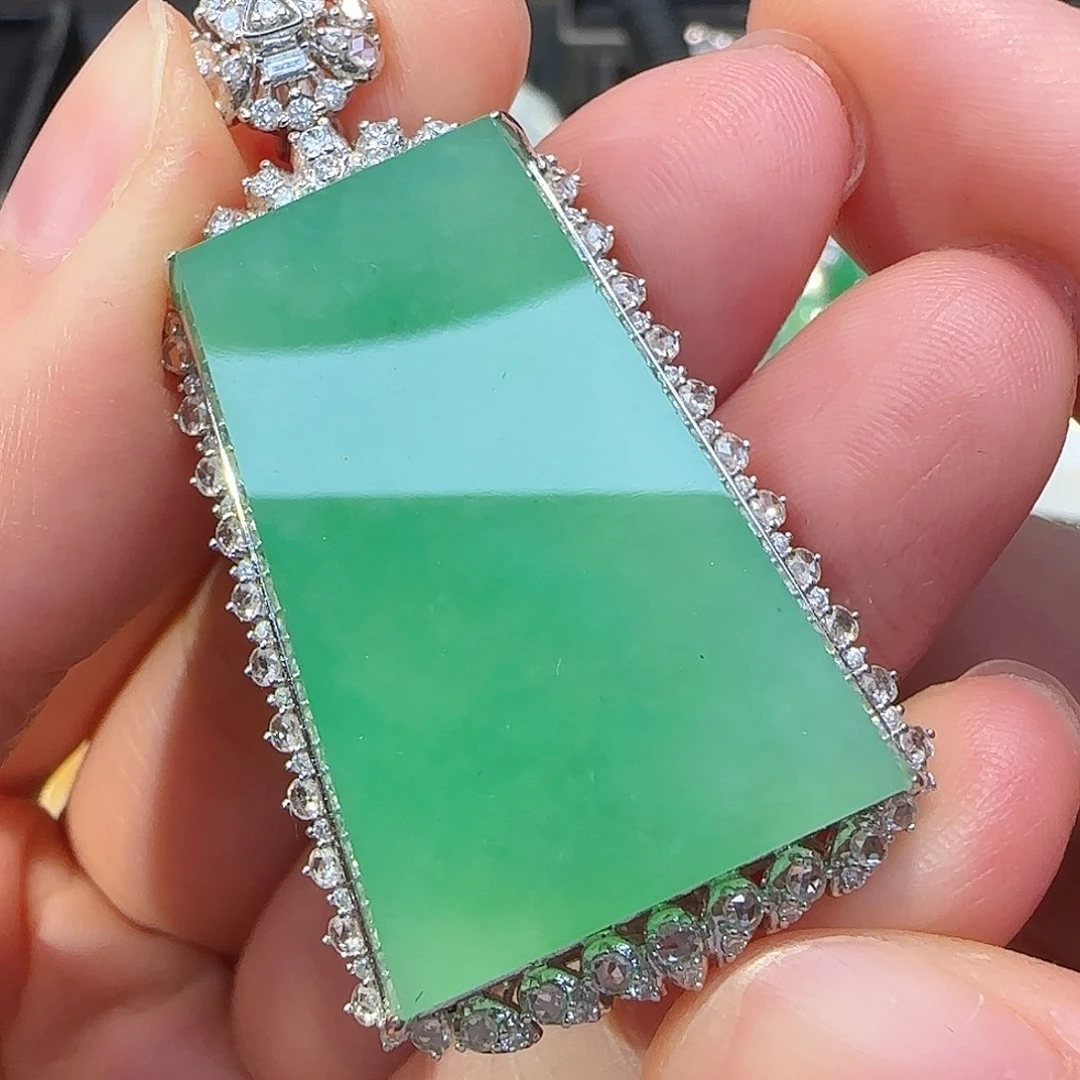 翡翠18K金镶嵌颈饰木那绿厚装无事牌