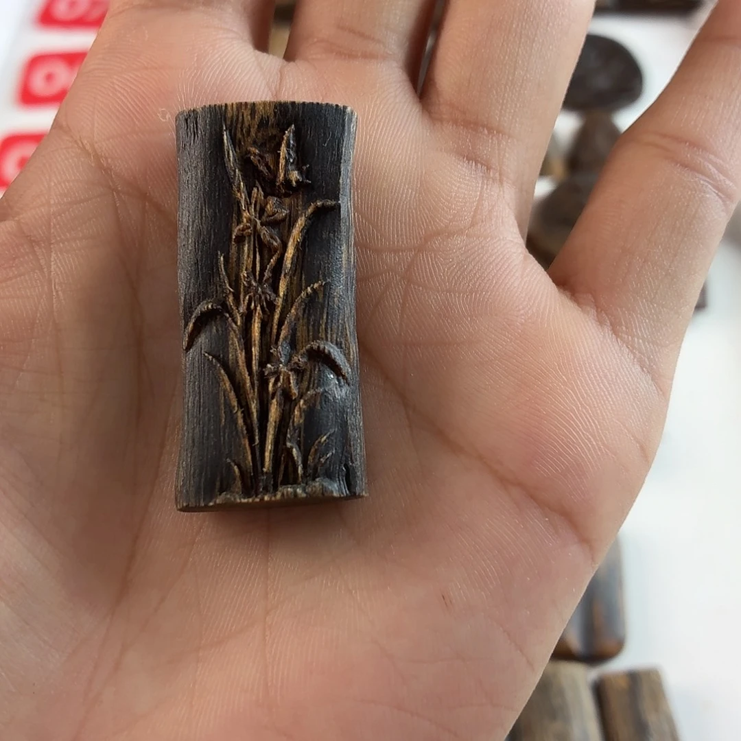沉香碎屑沉香九九沉兰花引蝶雕刻牌5.6g