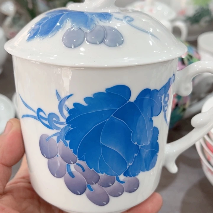 碟釉下五彩的瓷器和瓷器