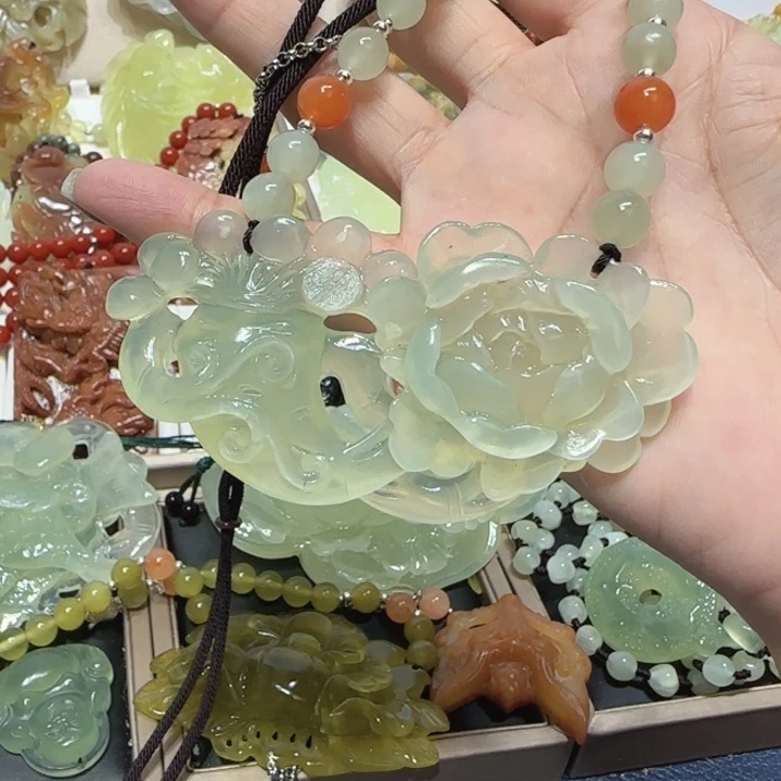 未镶嵌蛇纹石玉吊坠