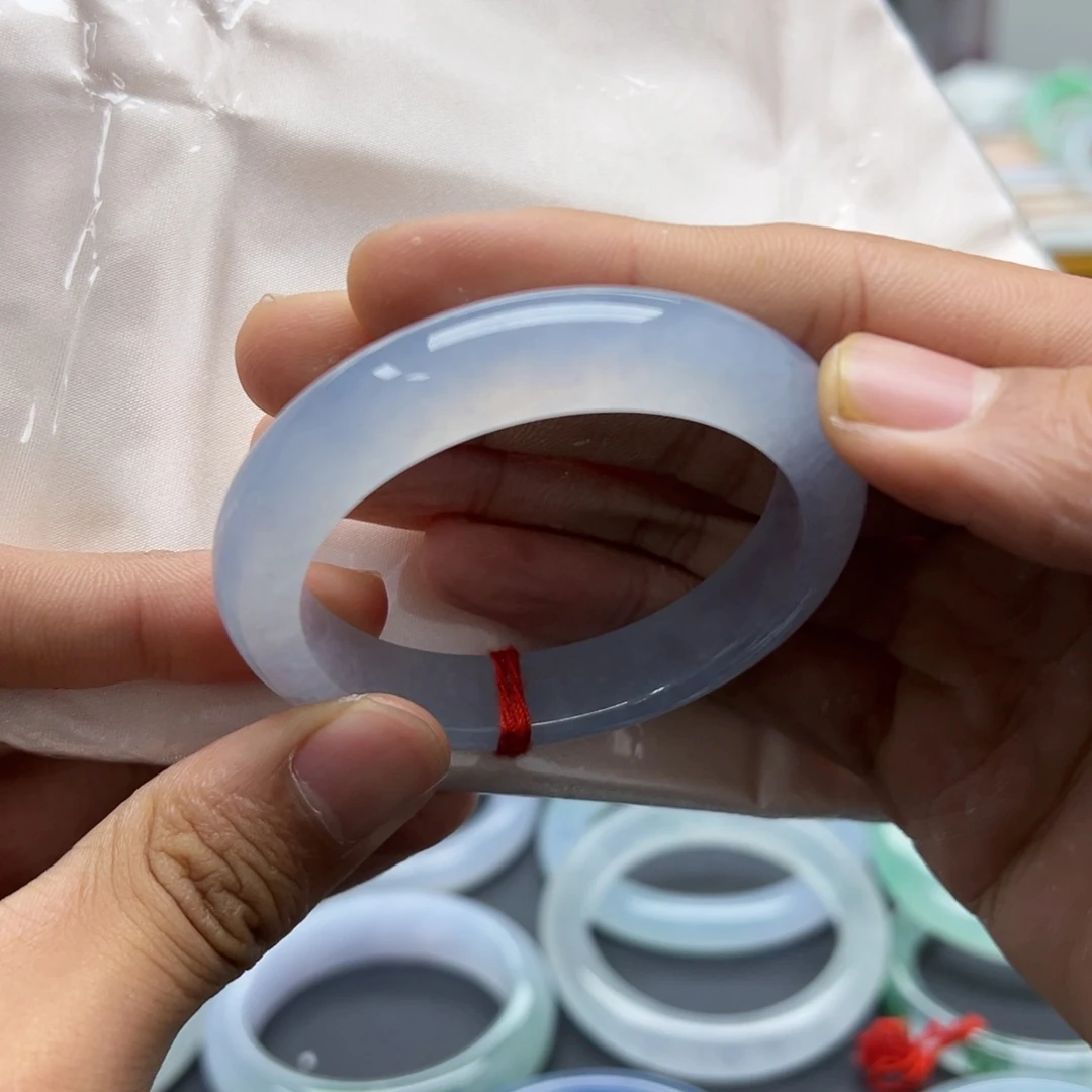 翡翠手镯未镶嵌冰