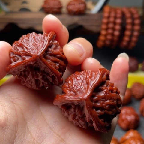 吊坠桃核文玩核桃手把件、盘山三棱 36