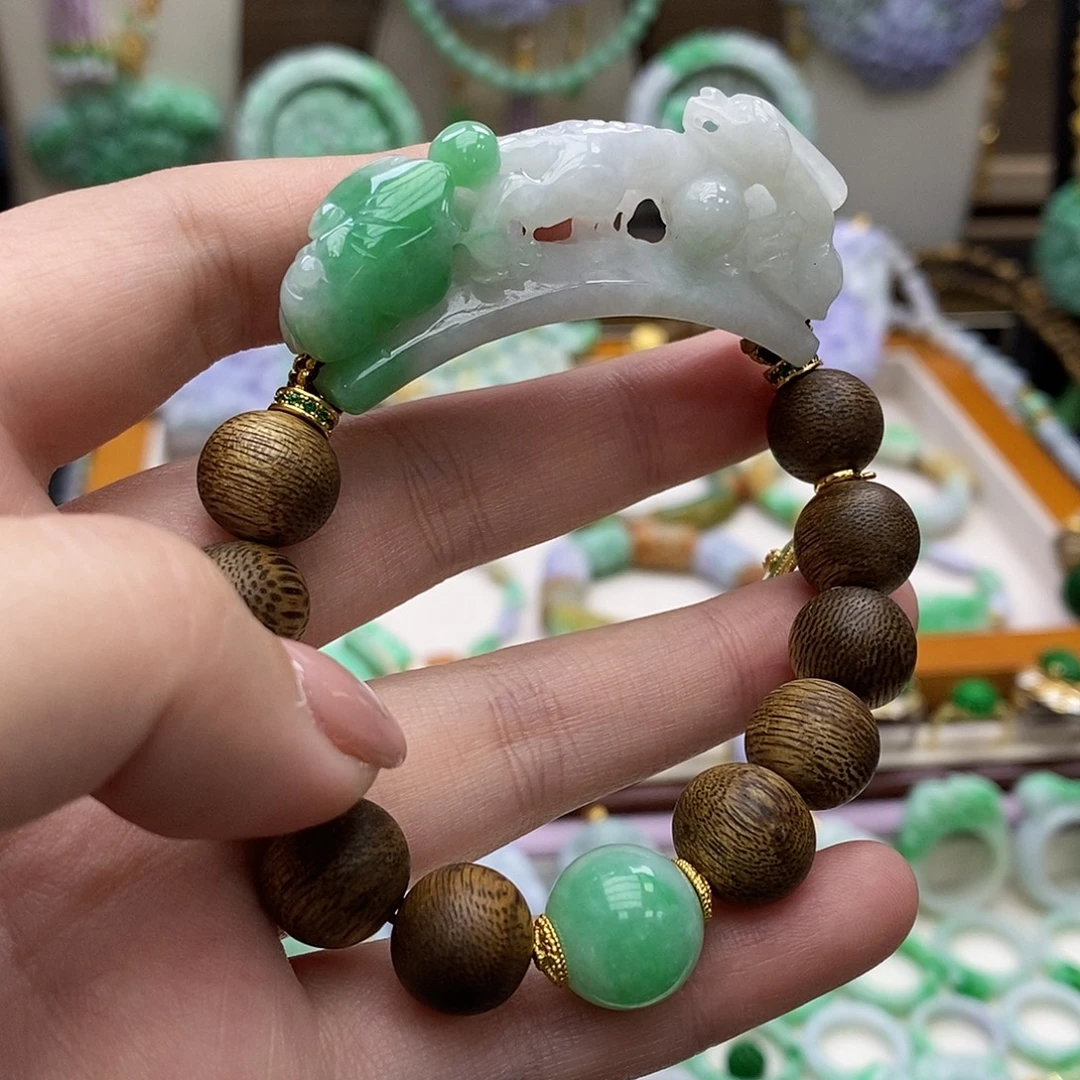 翡翠未镶嵌颈饰手链