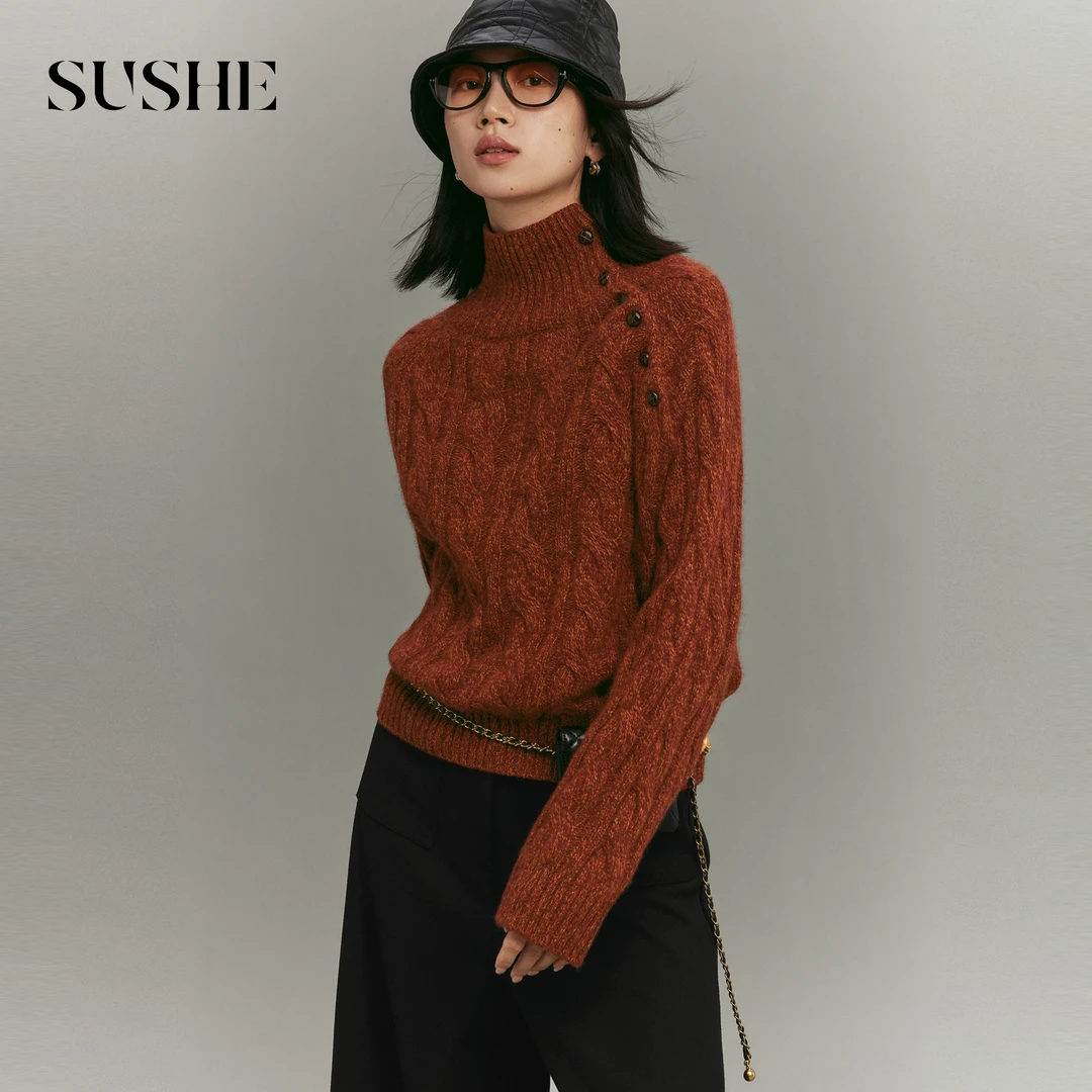束皙SUSHE 栖暖 气质通勤 浣熊绒不对称斜扣高领绞花肌理毛衣