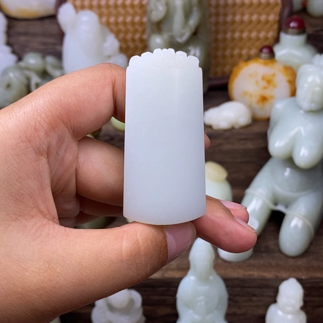 莫***负和田玉未镶嵌颈饰