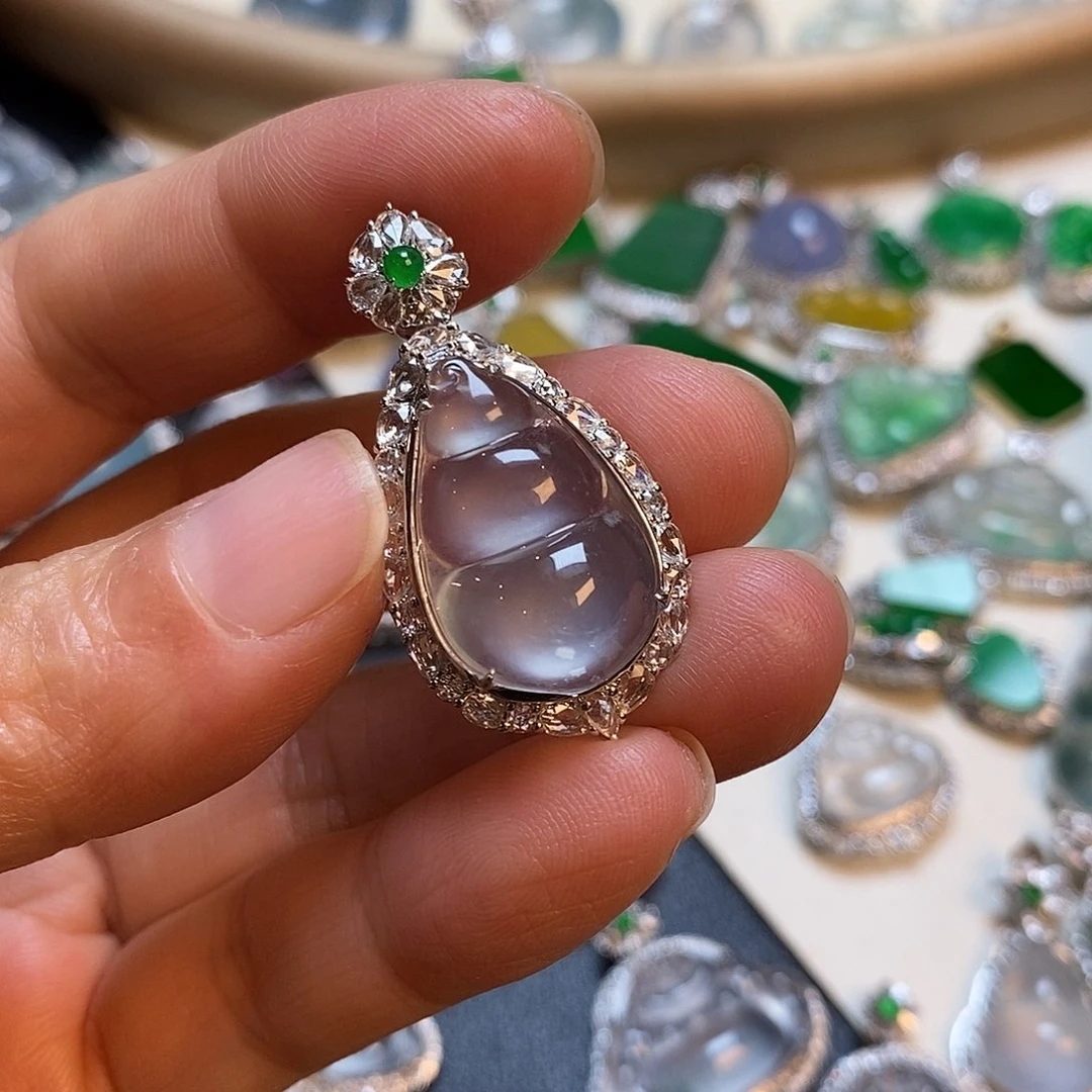 翡翠18K金镶嵌颈饰刁*娘福豆