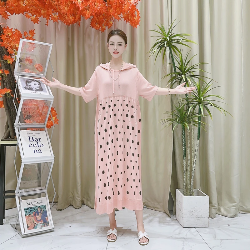 9406粉波点带帽针织连衣裙收腰显瘦设计师优雅时尚