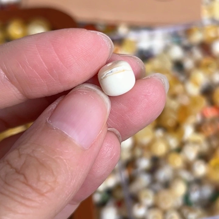 未镶嵌蜜蜡裸石8.4mm一个