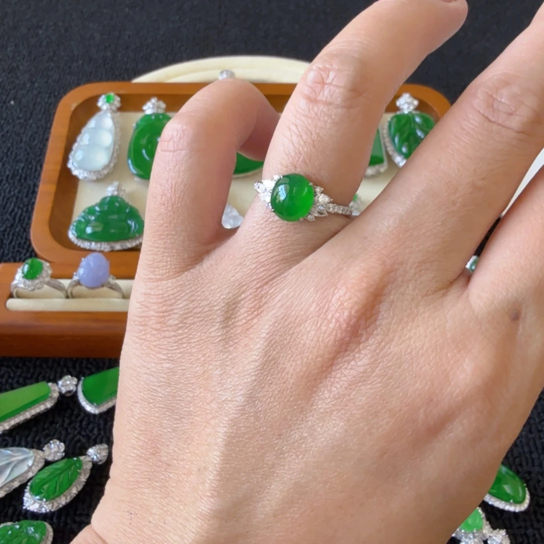 翡翠18K金镶嵌颈饰吊坠