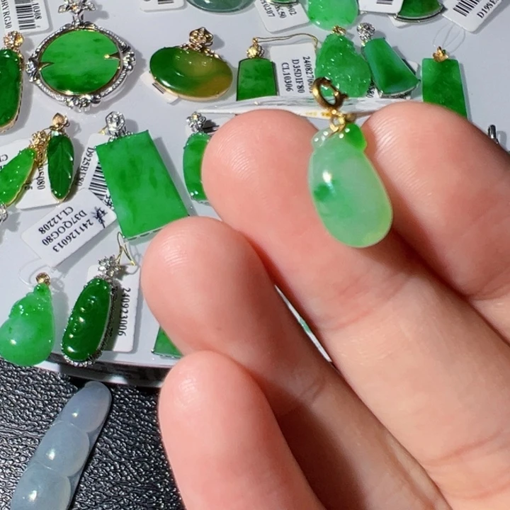 翡翠挂件18K金镶嵌翡翠