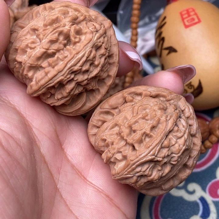 文玩核桃吊坠梧**榆白狮子