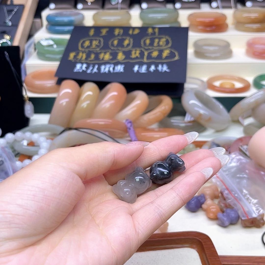 ****.未镶嵌手镯石英岩玉