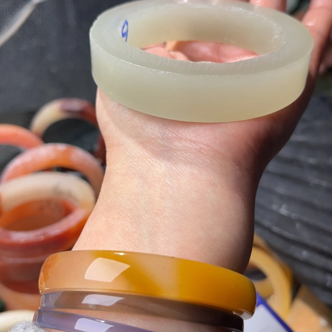 菩***⁹石英质玉未镶嵌手镯定制