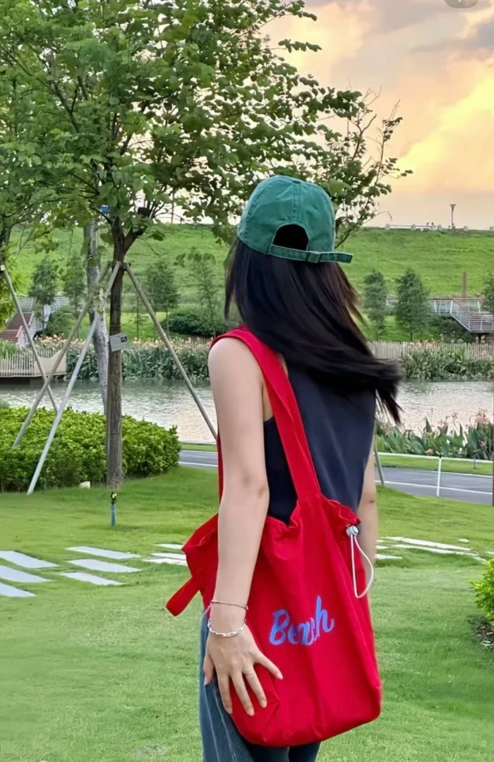 韩版新款字母印花包包女大容量尼龙单肩包休闲百搭便携抽绳托特包