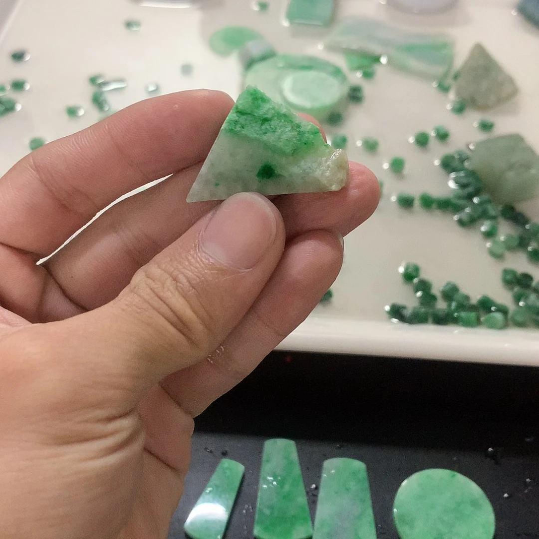 未镶嵌翡翠屁****?翡翠