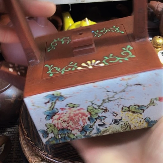 茶壶紫砂原矿泥料手工制作的一把紫砂壶。