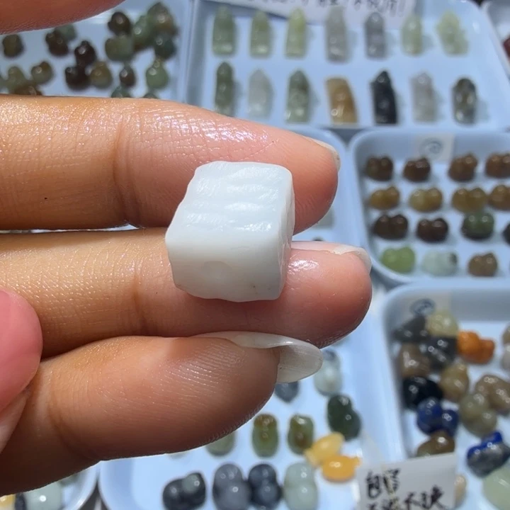 胡***归和田玉未镶嵌珠宝奇石