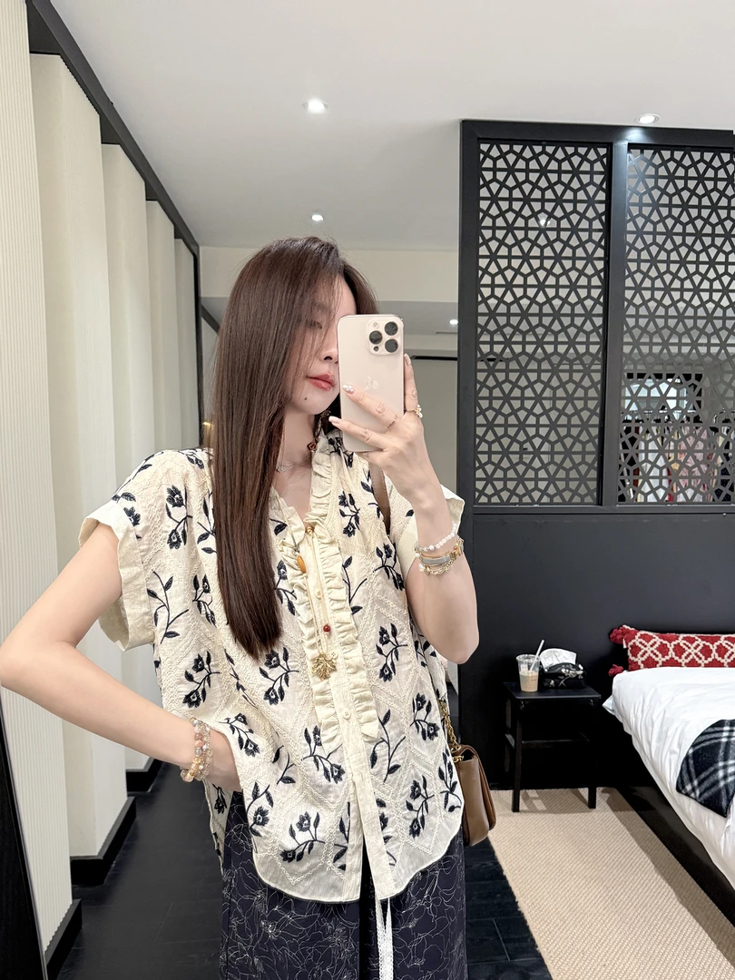 张涩涩 25夏“银河织梦”重工撞色刺绣植物绣 松弛感荷叶边衬衫