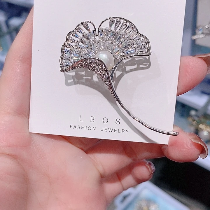 锆石铜合金银杏叶胸针