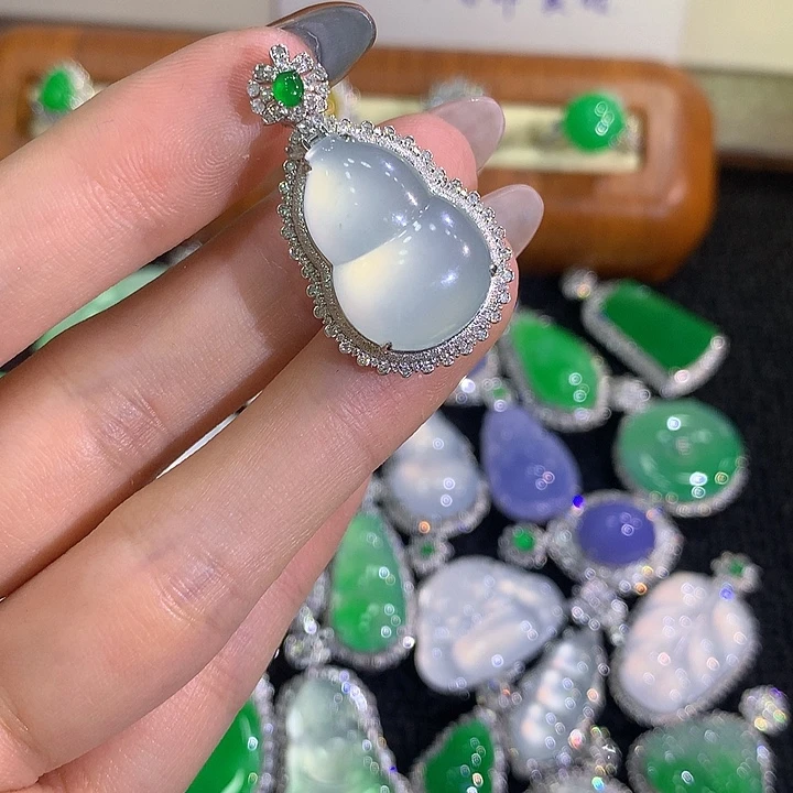颈饰18K金镶嵌翡翠