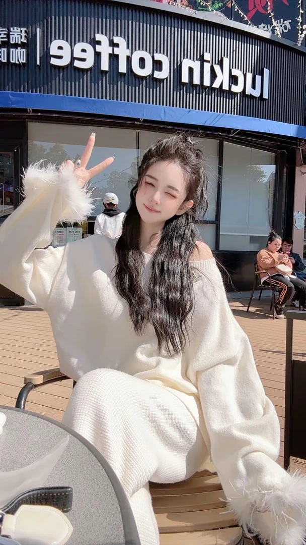 LIN小白 法式氛围感毛毛拼袖斜边毛衣50083