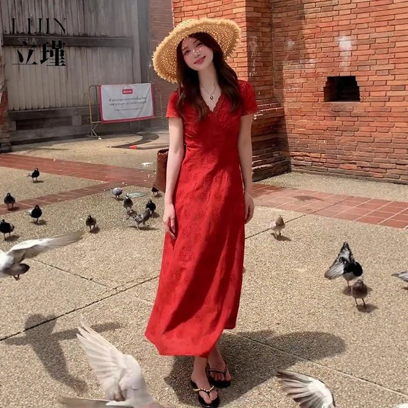 法式温柔风红色v领气质短袖连衣裙女装女夏季新款收腰绝美长裙子