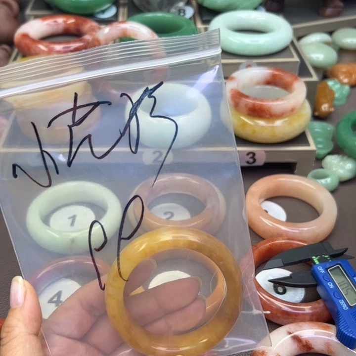 未镶嵌手镯石英岩玉?**猫